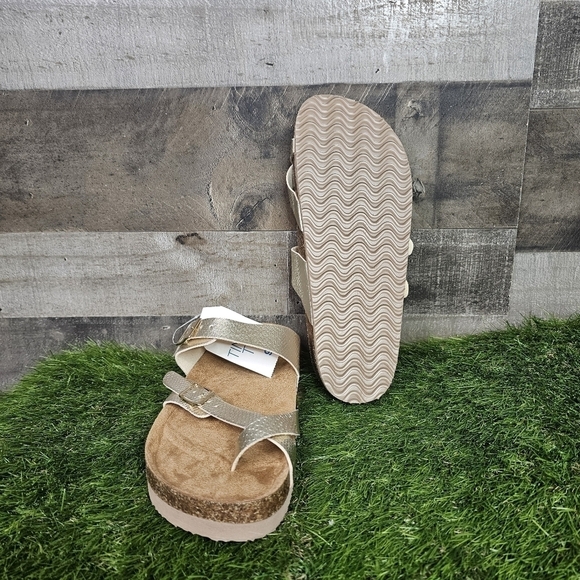 Time and Tru Sandals - Picture 7 of 7